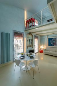 a living room with a table and two chairs at Scalo 10 con posto auto in Bologna