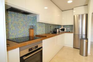 O bucătărie sau chicinetă la Apartamento Playa y Centro Albir +11 fotografii