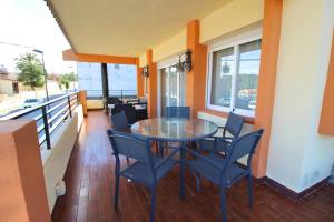a dining room with a glass table and chairs at Chalet con piscina y barbacoa in Polop