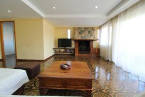 a living room with a table in a hotel room at Chalet con piscina y barbacoa in Polop