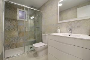 a bathroom with a shower and a toilet and a sink at Apartamento Avenida Altea 19 in Altea +13 photos