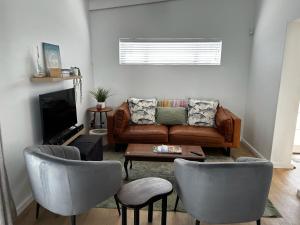 Un televizor și/sau centru de divertisment la BEACHees - cute central cottage