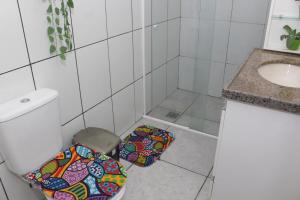 um banheiro com vaso sanitário e pia em São luís Hostel em São Luís mais 58 fotografias