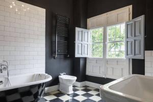 łazienka z wanną, toaletą i wanną w obiekcie La Casa Grande de Zujaira w mieście Zujaira +37 zdjęć