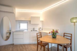 Villa Maria Boutique Apartment St Pauls的厨房或小厨房