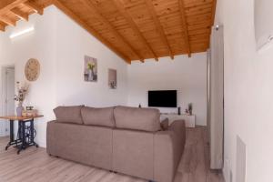 a living room with a couch and a tv at Los Barranquillos in Firgas