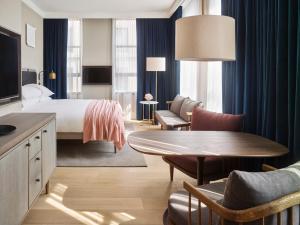 Televiisor ja/või meelelahutuskeskus majutusasutuses 11 Howard, New York, a Member of Design Hotels