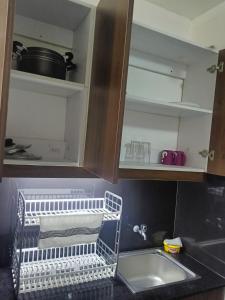 Una encimera de cocina con un fregadero y un fregadero. en Legatus Cozy Studios 1, en Nairobi