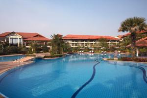 Bazén v ubytování Angkor Palace Suite & Villa nebo v jeho okolí