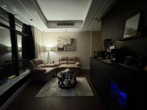 una sala de estar con un sofá y una mesa en Kindah Apartment, en Yeda