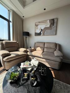 una sala de estar con un sofá y una mesa en Kindah Apartment, en Yeda