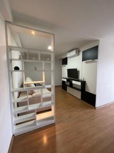 a room with a room with a bed and a mirror at Apartamento Pé na Areia Barra Velha in Barra Velha