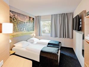 Postel nebo postele na pokoji v ubytování B&B HOTEL Kassel-Industriepark