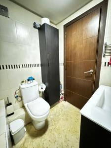 ein Badezimmer mit Toilette und Waschbecken und einer Tür in der Unterkunft Jardin mohammedia in Mohammedia + 11 Fotos