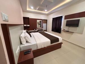 a bedroom with a large bed and a television at Rio Grande Retreat in Kodaikānāl +38 photos