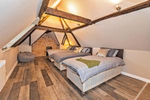 2 camas en un ático con suelo de madera en Finest Retreats - Ttich Manor Retreat, en Milton Keynes