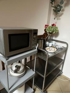 a microwave on a stand with a plate of food at Zajazd Jerzmanowa in Jakubów