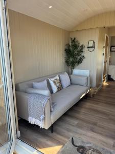 coastal view shepherds hut with hot tub的休息区