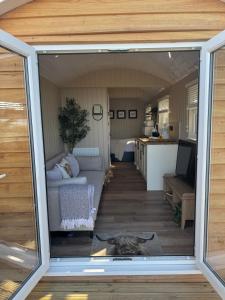 coastal view shepherds hut with hot tub的休息区