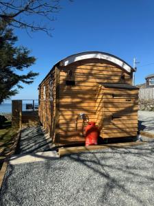 Llanfaircoastal view shepherds hut with hot tub的相册照片