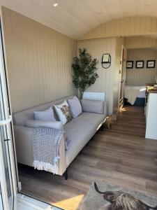 coastal view shepherds hut with hot tub客房内的一张或多张床位