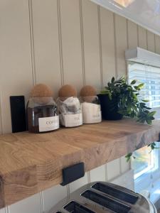 coastal view shepherds hut with hot tub的厨房或小厨房
