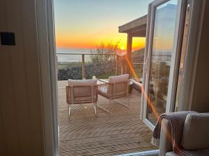 coastal view shepherds hut with hot tub的阳台或露台