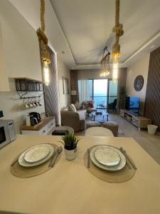 a living room with a table with two plates on it at شقة فاخرة بإطلالة بحرية في داماك in Jeddah