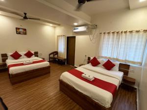 Postel nebo postele na pokoji v ubytování Hotel surya grande + 18 fotografií