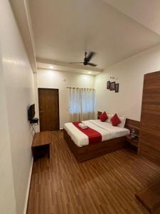 Postel nebo postele na pokoji v ubytování Hotel surya grande