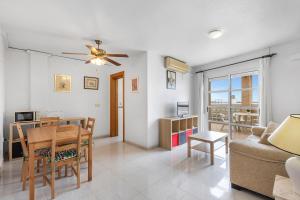 サン・ペドロ・デル・ピナタルにあるMarina Vibes apartment with poolのテーブルとソファのあるリビングルーム