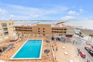サン・ペドロ・デル・ピナタルにあるMarina Vibes apartment with poolのホテルのスイミングプールのオーバーヘッドビュー
