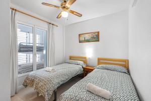 サン・ペドロ・デル・ピナタルにあるMarina Vibes apartment with poolの窓のある部屋にツインベッドが2台 +13枚の写真