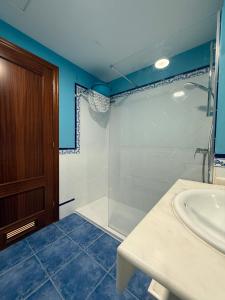 Bilik mandi di Oasis Royal E204