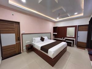a bedroom with a large bed in a room at Rio Grande Retreat in Kodaikānāl