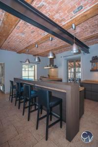 Kuchyň nebo kuchyňský kout v ubytování Maison en pierre avec piscine à Barjac, 16 personnes