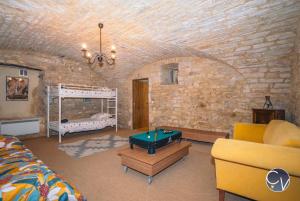 Postel nebo postele na pokoji v ubytování Maison en pierre avec piscine à Barjac, 16 personnes + 42 fotografií