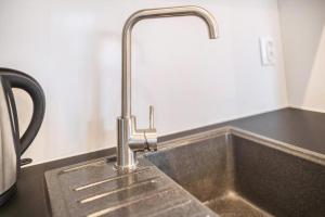 a kitchen sink with a faucet on a counter at Mobilheim Für 2 Personen 2 Kinder Ca 36 M Sup2 In Lohmen, Mecklenburgische Seenplatte in Lohmen +11 photos