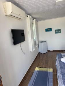 Μια τηλεόραση ή/και κέντρο ψυχαγωγίας στο Suítes Abraão Beach +23 φωτογραφίες