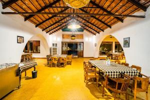 a restaurant with tables and chairs in a room at Mahua Vann Pench in Khawāsa