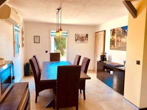 Posezení v ubytování 3-Star Tourism Rated Holiday Home with Air Con and Private Heated Pool - 45 Mins from Sarlat