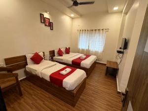 Postel nebo postele na pokoji v ubytování Hotel surya grande