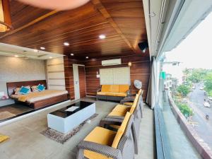 Posezení v ubytování Siddharth Lake View Penthouse