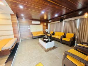 Posezení v ubytování Siddharth Lake View Penthouse