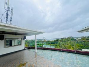 Bazén v ubytování Siddharth Lake View Penthouse nebo v jeho okolí