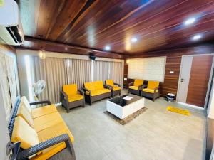 Posezení v ubytování Siddharth Lake View Penthouse