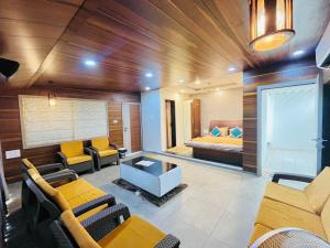 Posezení v ubytování Siddharth Lake View Penthouse