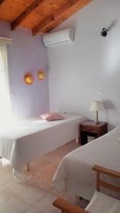 Postel nebo postele na pokoji v ubytování Agrilis Cottage near the beach