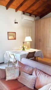 Posezení v ubytování Agrilis Cottage near the beach + 35 fotografií