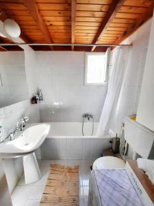 Koupelna v ubytování Agrilis Cottage near the beach